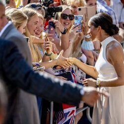 Meghan Markle saludando a unas ciudadanas en Düsseldorf