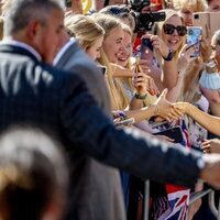 Meghan Markle saludando a unas ciudadanas en Düsseldorf