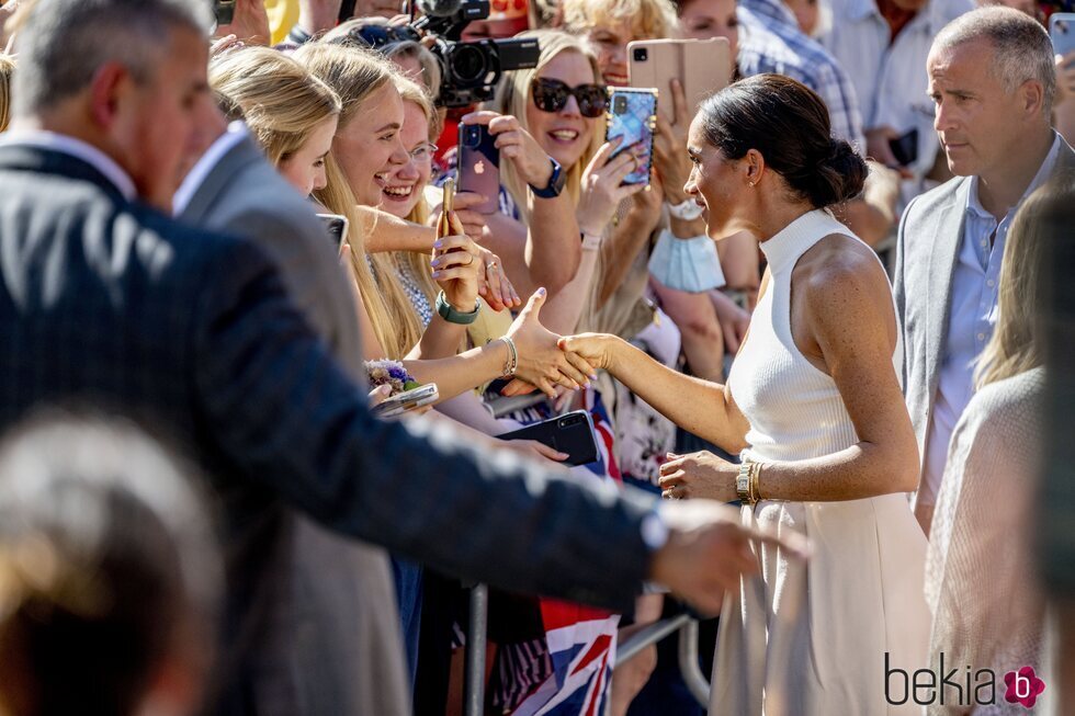 Meghan Markle saludando a unas ciudadanas en Düsseldorf