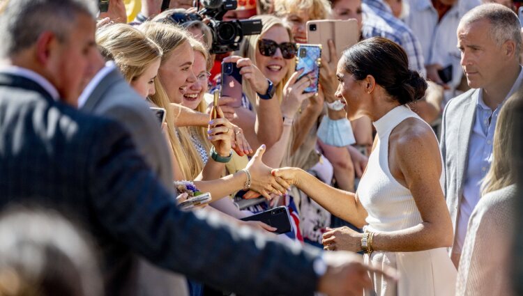 Meghan Markle saludando a unas ciudadanas en Düsseldorf