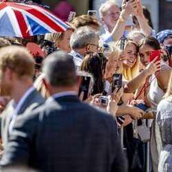 Meghan Markle haciéndose selfies con unas ciudadanas en Düsseldorf