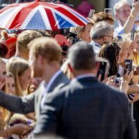 Meghan Markle haciéndose selfies con unas ciudadanas en Düsseldorf