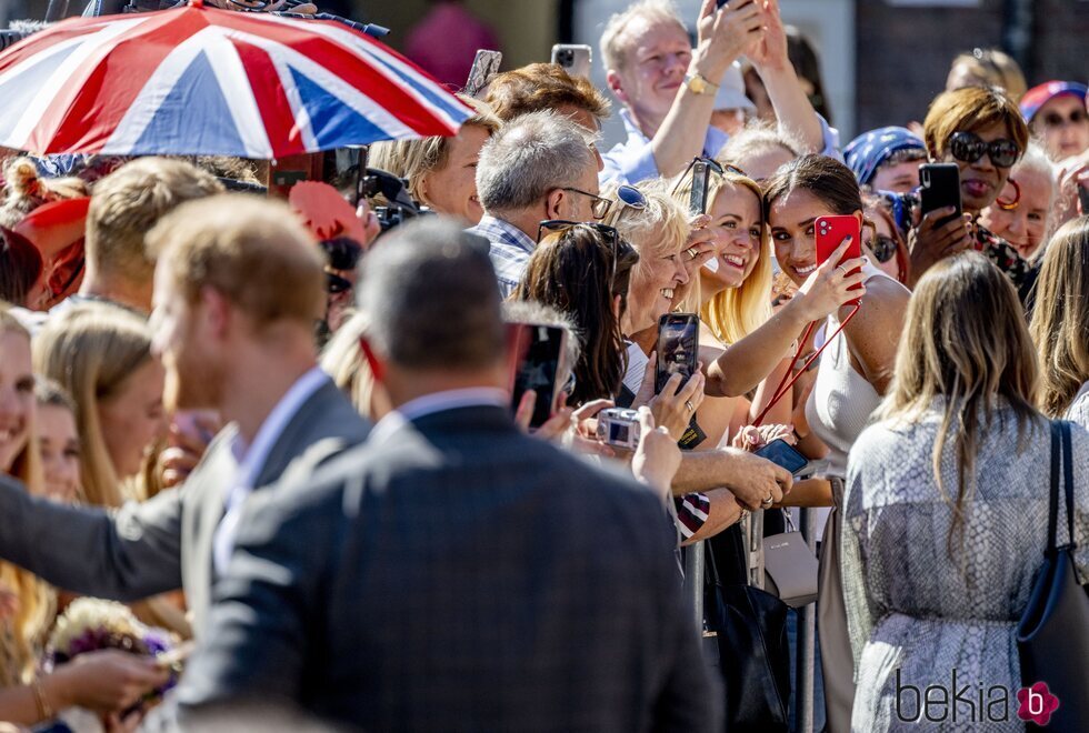 Meghan Markle haciéndose selfies con unas ciudadanas en Düsseldorf