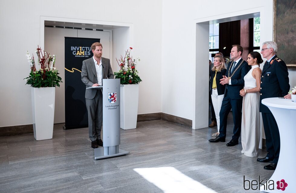 El Príncipe Harry ofreciendo una declaración en la presentación de los Invictus Games 2023 en Düsseldorf