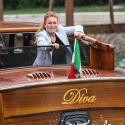 Sarah Ferguson a bordo de la lancha Diva en el Festival de Venecia 2022