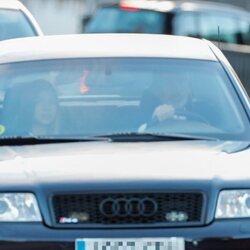 El Rey Felipe llevando a la Infanta Sofía en coche en su vuelta al cole