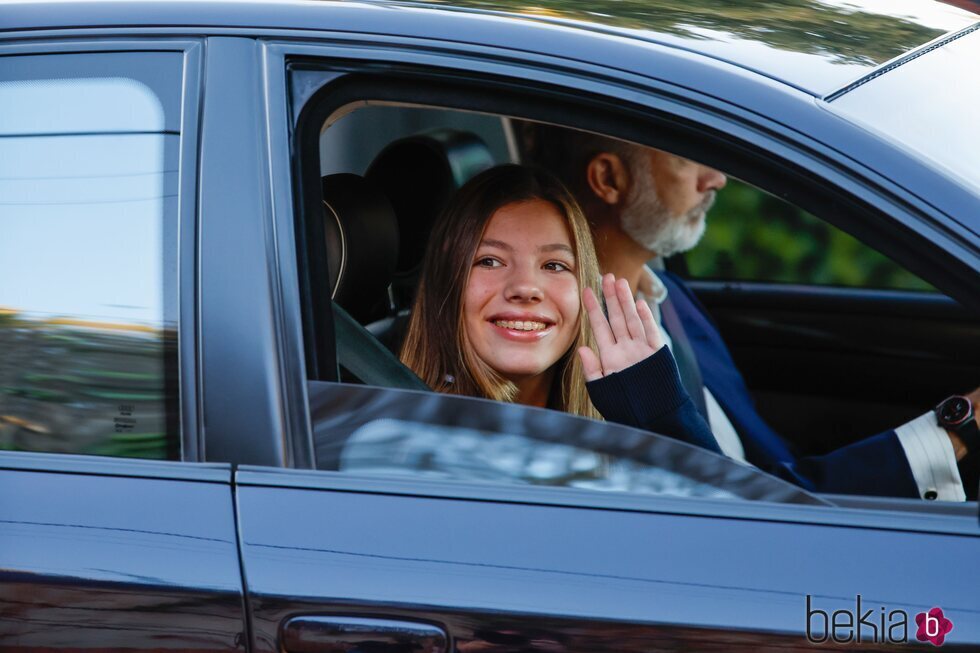 La Infanta Sofía saludando en su vuelta al cole 2022/2023