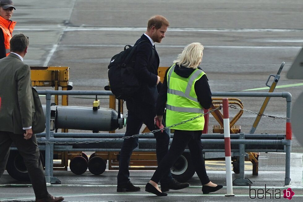 El Príncipe Harry abandona Balmoral tras la muerte de la Reina Isabel II