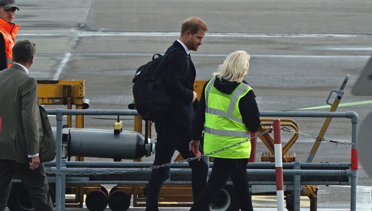 El Príncipe Harry abandona Balmoral tras la muerte de la Reina Isabel II