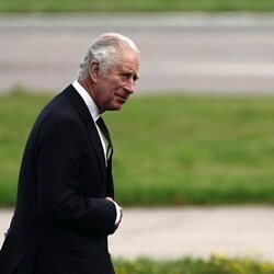 El Rey Carlos III llega al aeropuerto tras la muerte de la Reina Isabel II