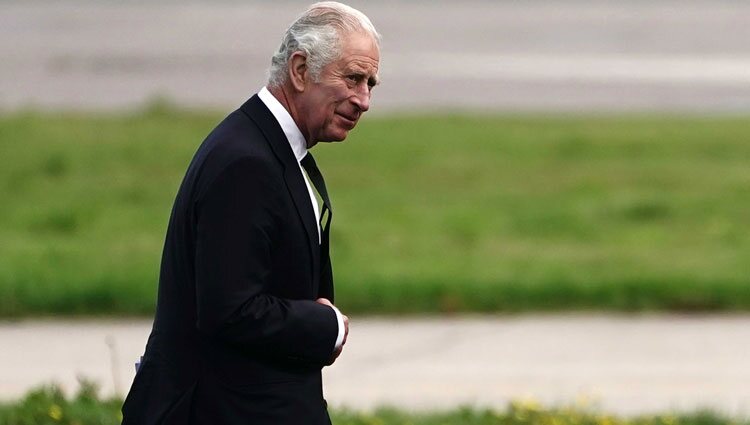 El Rey Carlos III llega al aeropuerto tras la muerte de la Reina Isabel II