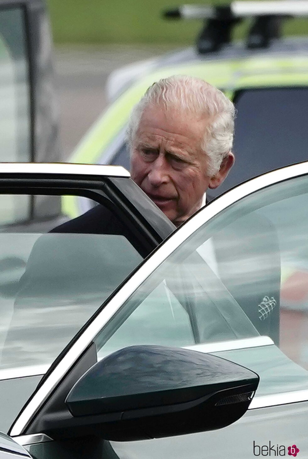 El Rey Carlos III sale del coche a su llegada al aeropuerto tras la muerte de la Reina Isabel