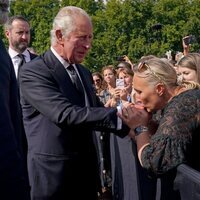 El Rey Carlos III saluda a las personas apostadas a las puertas de Buckingham Palace