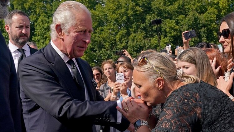 El Rey Carlos III saluda a las personas apostadas a las puertas de Buckingham Palace