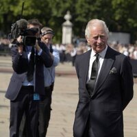 El Rey Carlos III frente al Buckingham Palace tras la muerte de la Reina Isabel