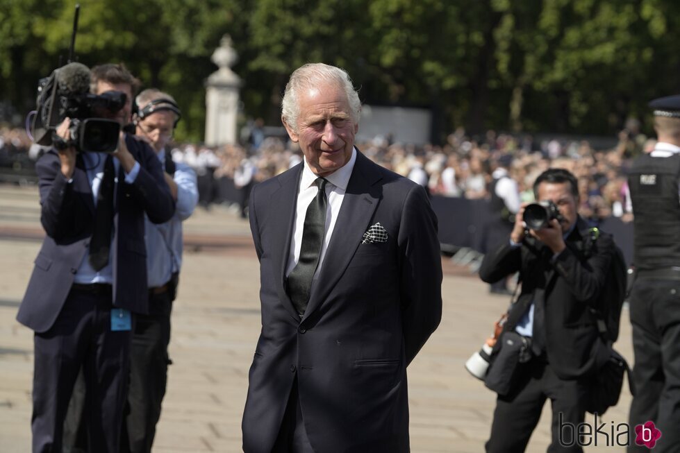 El Rey Carlos III frente al Buckingham Palace tras la muerte de la Reina Isabel