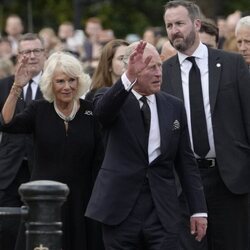 El Rey Carlos III y la Reina Camilla saludan a la gente a las puertas de Buckingham Palace