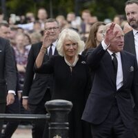 El Rey Carlos III y la Reina Camilla saludan a la gente a las puertas de Buckingham Palace