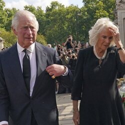 El Rey Carlos y la Reina Camilla miran los detalles del pueblo con la Reina Isabel II a las puertas de Bukingham