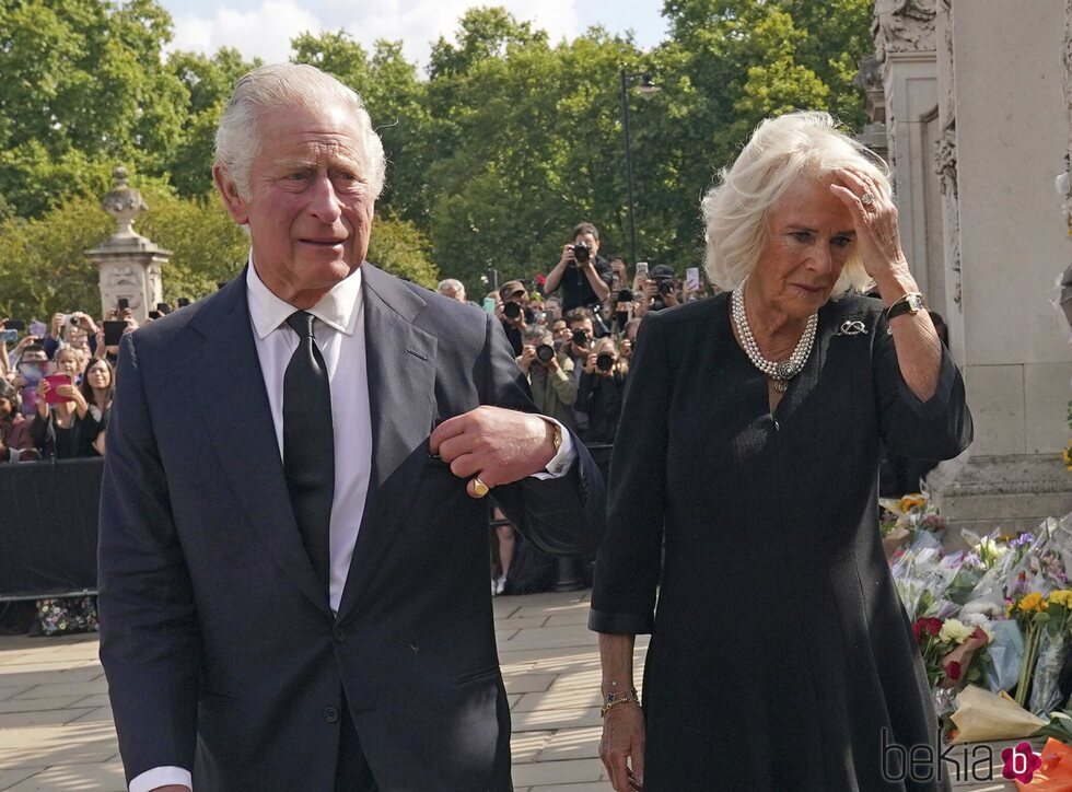 El Rey Carlos y la Reina Camilla miran los detalles del pueblo con la Reina Isabel II a las puertas de Bukingham