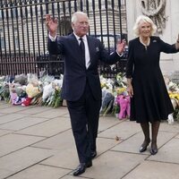 Los Reyes Carlos y Camilla saludan desde las puertas de Buckingham Palace