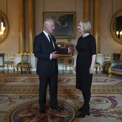 El Rey Carlos III en su primera audiencia con la Primera Ministra Liz Truss