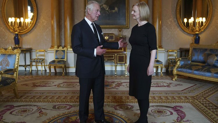 El Rey Carlos III en su primera audiencia con la Primera Ministra Liz Truss