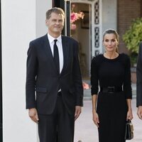 Los Reyes Felipe y Letizia con el Embajador británico en España tras el fallecimiento de la Reina Isabel II