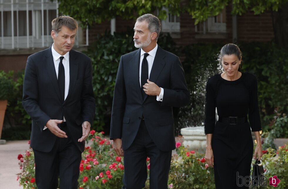 Los Reyes Felipe y Letizia con el Embajador británico para dar sus condolencias por el fallecimiento de Isabel II