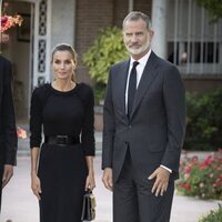 Los Reyes Felipe y Letizia en la embajada británica tras el fallecimiento de la Reina Isabel II