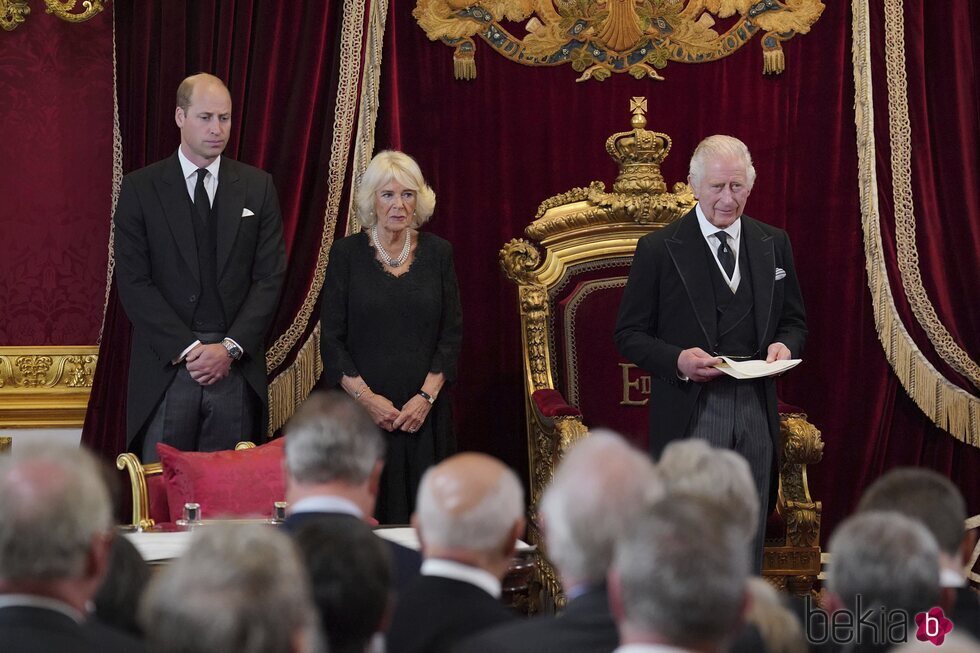 El Rey Carlos III, la Reina Camilla y el Príncipe Guillermo en el acto de proclamación del Rey