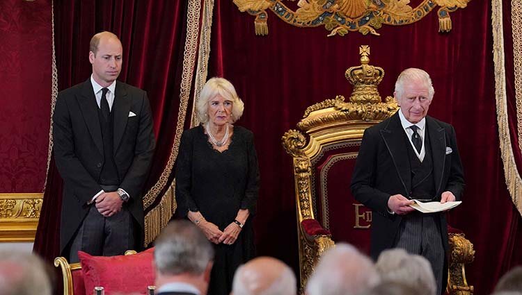 El Rey Carlos III, la Reina Camilla y el Príncipe Guillermo en el acto de proclamación del Rey