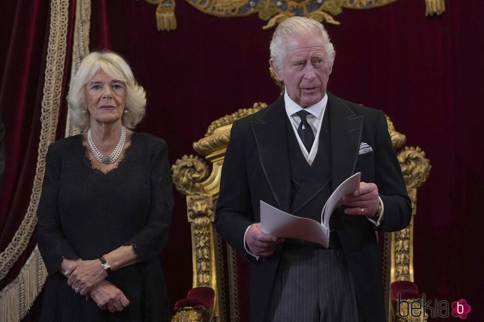 Los Reyes Carlos III y Camilla durante el acto de proclamación tras la muerte de la Reina Isabel II