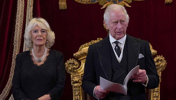 Los Reyes Carlos III y Camilla durante el acto de proclamación tras la muerte de la Reina Isabel II