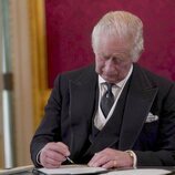 El Rey Carlos III firmando durante el acto de su proclamación