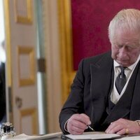 El Rey Carlos III firmando durante el acto de su proclamación