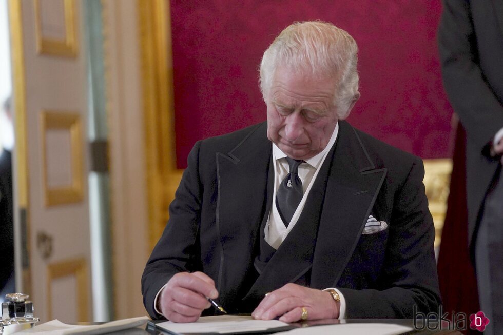 El Rey Carlos III firmando durante el acto de su proclamación