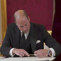 El Príncipe Guillermo firmando durante el acto de proclamación del Rey Carlos III