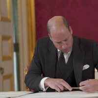 El Príncipe Guillermo firmando durante el acto de proclamación del Rey Carlos III