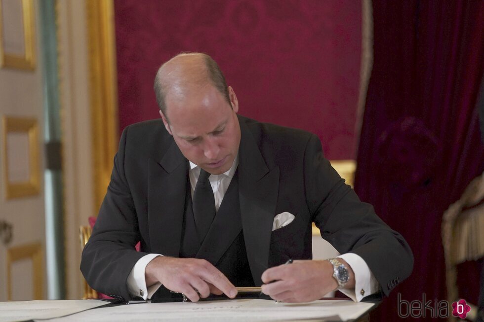 El Príncipe Guillermo firmando durante el acto de proclamación del Rey Carlos III