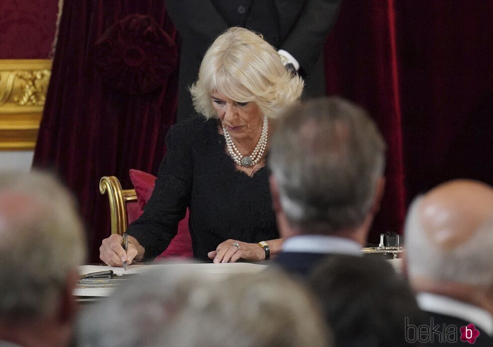 La Reina Camilla durante el acto de proclamación del Rey Carlos III