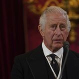 El Rey Carlos III durante su proclamación como Rey de Inglaterra