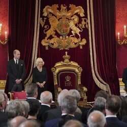 El Príncipe Guillermo, la Reina Camilla y el Rey Carlos III durante el acto de proclamación