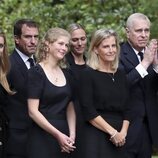 La Princesa Beatriz, Peter Phillips, Lady Louis Mountbatten-Windsor, Zara Tindall, la Condesa de Wessex y el Príncipe Andrés tras un servicio religioso en 