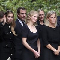 La Princesa Beatriz, Peter Phillips, Lady Louis Mountbatten-Windsor, Zara Tindall, la Condesa de Wessex y el Príncipe Andrés tras un servicio religioso en 