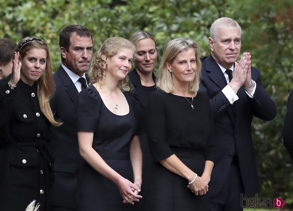 La Princesa Beatriz, Peter Phillips, Lady Louis Mountbatten-Windsor, Zara Tindall, la Condesa de Wessex y el Príncipe Andrés tras un servicio religioso en 