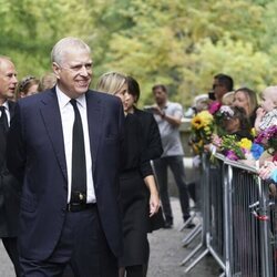 El Príncipe Andrés saludando a las puertas de Balmoral tras un servicio religioso por la Reina Isabel II