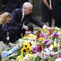 El Príncipe Andrés y la Princesa Beatriz de York con la ofrenda foral a las puertas de Balmoral