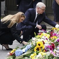 El Príncipe Andrés y la Princesa Beatriz de York con la ofrenda foral a las puertas de Balmoral