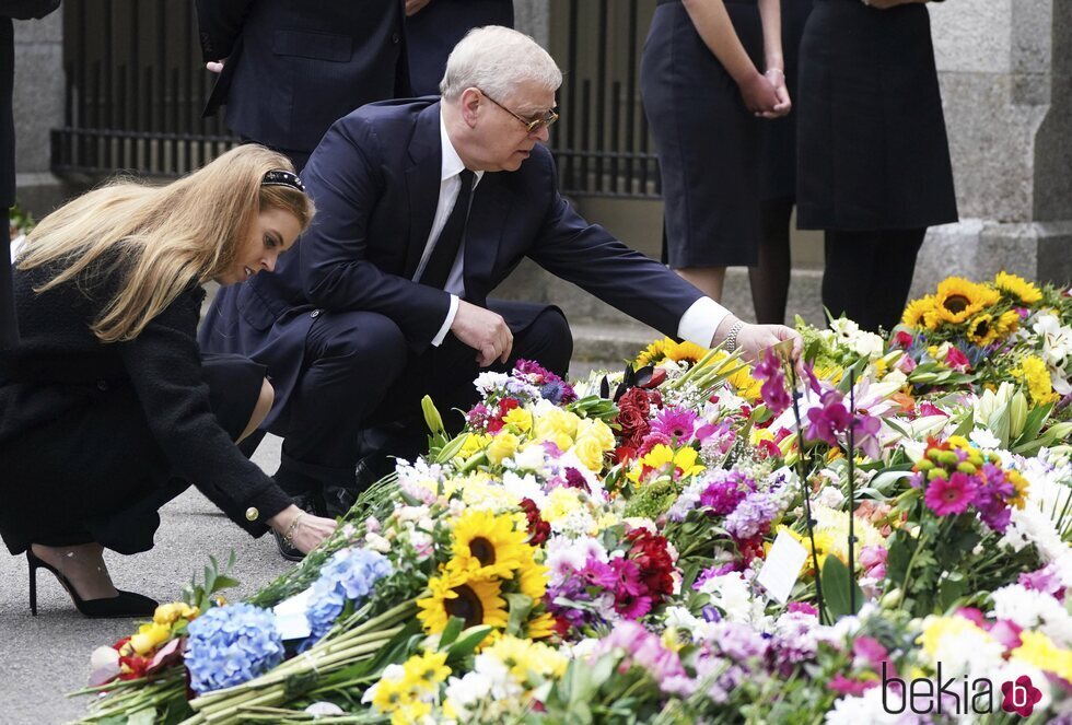 El Príncipe Andrés y la Princesa Beatriz de York con la ofrenda foral a las puertas de Balmoral